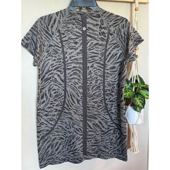 Lululemon Swiftly Tech 2.0 Women's T-Shirt Black Size 12 Cheetah Print - Picture 3 of 8